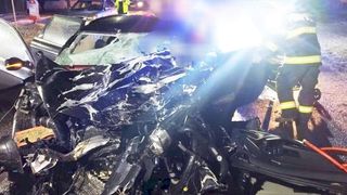 Accident mortal &icirc;n Ialomița. Două persoane și-au pierdut viața, după ce mașina lor s-a ciocnit violent de un TIR. Un copil de 10 ani a intrat &icirc;n stop cardio-respirator