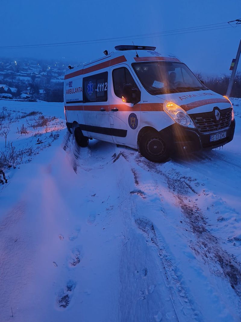 Ambulanța s-a blocat în zăpadă