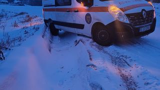 Ambulanța s-a blocat &icirc;n zăpadă