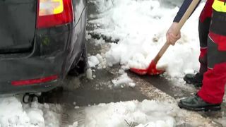 VIDEO &bdquo;Ne cheamă, dăm zăpada, luăm banul și am plecat&rdquo;. Au dat la lopată, pe bani, &icirc;n București