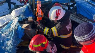 Zăpada a fost la un pas să facă victime &icirc;n Ploiești. Acoperișul unei anexe s-a prbușit peste un bărbat de 42 de ani