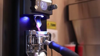 VIDEO Creșterea prețului cafelei schimbă obiceiurile tinerilor. O prepară acasă și nu mai cheltuiesc bani 