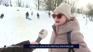 VIDEO Copiii și părinții au luat cu asalt parcurile. Profită de ultimele zile de zăpadă