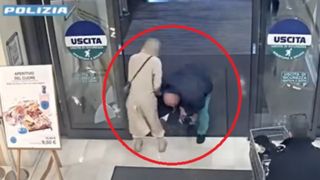 Rom&acirc;nul care a &icirc;ncercat să smulgă un copil de l&acirc;ngă mamă face declarații halucinante: &bdquo;Nu am &icirc;nțeles dacă era o fetiță sau o jucărie de pluș&rdquo;. Emil Mortu răm&acirc;ne &icirc;n arest