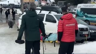 VIDEO Aglomerație și accidente &icirc;n Poiana Brașov. Turiștii se luptă cu cozile și condițiile dificile de pe p&acirc;rtie