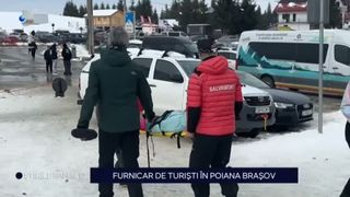 VIDEO Aglomerație și accidente &icirc;n Poiana Brașov. Turiștii se luptă cu cozile și condițiile dificile de pe p&acirc;rtie