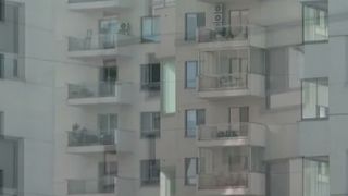 VIDEO Scumpirile și incertitudinile economice pun fr&acirc;nă visului de a deveni proprietari. Rom&acirc;nii cumpără tot mai puțin 