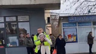 Un polițist local, &icirc;nger păzitor pentru un bebeluș &icirc;n timpul incendiului care a cuprins un apartament din Iași. A intrat &icirc;n clădirea plină de fum și a salvat copilul