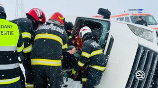 Microbuz cu 16 persoane, răsturnat &icirc;n Giurgiu. &Icirc;n ciuda avertizărilor meteo, șoferul a plecat la drum cu anvelope de vară