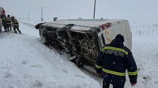 VIDEO Microbuz cu 16 persoane, răsturnat &icirc;n Giurgiu. &Icirc;n ciuda avertizărilor meteo, șoferul a plecat la drum cu anvelope de vară