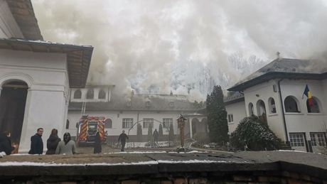 Incendiu la o mănăstire din Gorj. Pompierii intervin de urgență