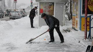 Scos din minți de modul &icirc;n care muncitorii curățau strada, un bărbat din Ilfov a ieșit la ei cu pistolul. Ce s-a &icirc;nt&acirc;mplat după