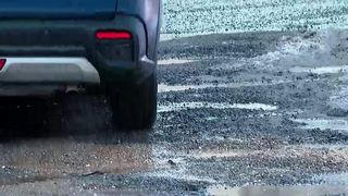 VIDEO &bdquo;Suntem ca la țară, chiar mai rău&rdquo;. Bucureștenii fac slalom printre gropi