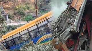 Un autobuz aglomerat a căzut &icirc;ntr-o prăpastie. Cel puțin 19 oameni au murit, zeci de răniți