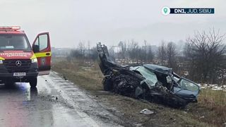 VIDEO Tragedie pe DN1 &icirc;n județul Sibiu! Un bărbat a murit și alți doi au fost răniți &icirc;n urma unui accident grav