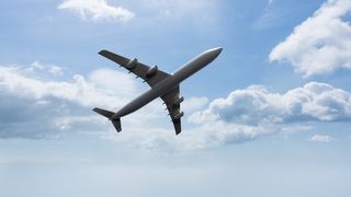 Un bebeluș a murit &icirc;n avion. Mergea la Paris, pentru a primi tratament pentru boala de care suferea