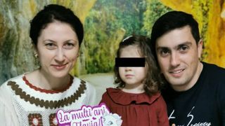 Ei sunt Dan și Cătălina, cei doi părinți morți &icirc;n accidentul din Brăila. Mașina &icirc;n care se aflau &icirc;mpreună cu fetița lor a fost lovită &icirc;n plin de un șofer de pe contrasens. Micuța, &icirc;n stare gravă la spital