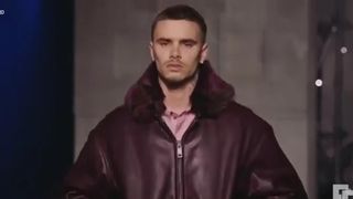 VIDEO Fiul lui David Beckham, model la Săptăm&acirc;na Modei