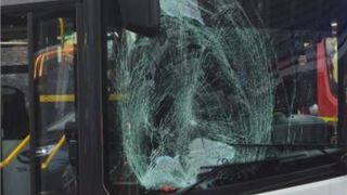 Adolescent, lovit &icirc;n plin de un autobuz. T&acirc;nărul era pe trotinetă, cu gluga pe cap și castile &icirc;n urechi 