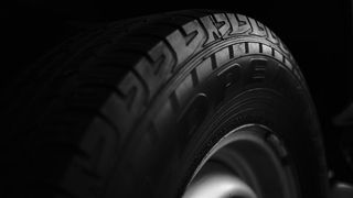 (P) Cum alegi corect anvelopele pentru o mașină electrică? + C&acirc;teva modele de TOP dintre care poți alege &icirc;n 2026