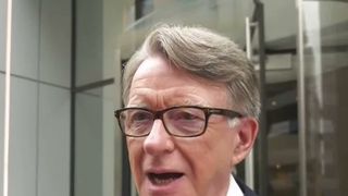 VIDEO Fostul ministru și ambasador britanic Peter Mandelson, arestat &icirc;n dosarul Jeffrey Epstein