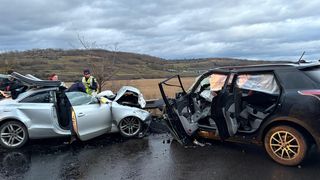 Accident mortal &icirc;n Sibiu. Două persoane au decedat &icirc;n urma unei ciocniri frontale. O minoră, &icirc;n stare gravă la spital 