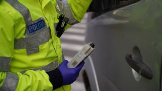 Un avocat din Capitală a fost prins beat la volan și a dat vina pe murăturile pe care le m&acirc;ncase. Ce pedeapsă a primit bărbatul