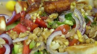 VIDEO Salata cu haloumi, un preparat perfect pentru zilele de primăvară