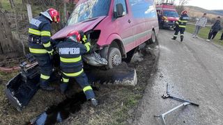 Un microbuz cu 11 persoane a ajuns &icirc;ntr-un șanț din Mureș. Salvatorii intervin de urgență