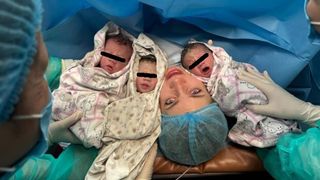 S-au născut primii tripleți identici la maternitatea din Timișoara. Medicii &icirc;nt&acirc;lnesc un astfel de caz o dată la 100 de nașteri