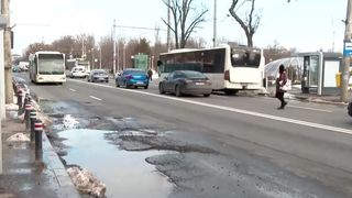 Sarea, vinovată pentru gropile din asfalt