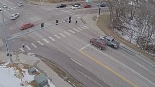 VIDEO Momentul &icirc;n care mașinile sunt &icirc;nghițite de asfalt &icirc;n timp ce stăteau la semafor