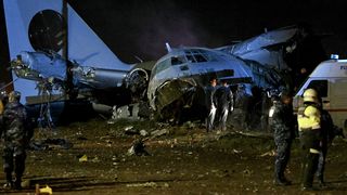 Un avion militar s-a prăbușit pe o autostradă &icirc;n Bolivia! Sunt peste 15 morți