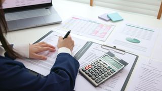 VIDEO Rom&acirc;nii, &icirc;n dificultate financiară. Tot mai mulți apelează la negocieri bancare 