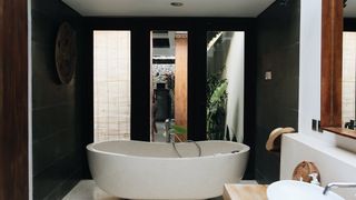 (P) Cum transformi o baie standard &icirc;ntr-un spațiu cu identitate: 3 direcții de design pentru un ambient de tip SPA balinez