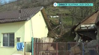 VIDEO Alunecări de teren &icirc;n Slatina. Oameni evacuați