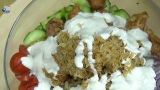 VIDEO Rețeta zilei: salată cu pui și orez crocant