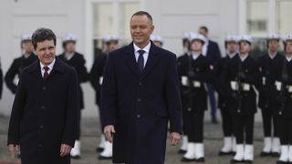 Nicușor Dan, despre ședința CSAT și intrarea țării sub umbrela nucleară a Franței. Președintele Rom&acirc;niei, &icirc;n Varșovia: &rdquo;Nu o să pl&acirc;ngem Republica Islamică Iran&rdquo;