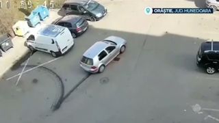 VIDEO Incendiu &icirc;ntr-o parcare din Orăștie! Trei mașini au fost distruse după o scurgere de carburant