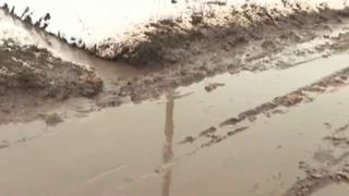 Sinistrați &icirc;n marea de noroaie