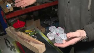 VIDEO &bdquo;Totul &icirc;ncepe de la o bucată de tablă&rdquo;. Florile din metal, un cadou inedit