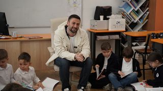 Mihai Ghiță și Radu Andrei Tudor, cititori de povești, &icirc;n mijlocul elevilor unei școli din Capitală