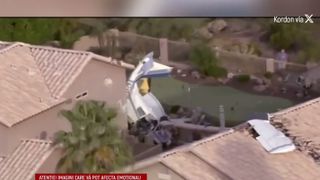VIDEO Un avion de mici dimensiuni s-a prăbușit peste o casă &icirc;n Phoenix! Pilotul student și instructorul, răniți ușor