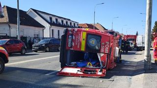 Accident șocant &icirc;n Sibiu! O ambulanță SMURD 6 persoane s-a răsturnat. A fost activat Planul Roșu de Intervenție