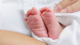 Un bebeluș a murit la nici o oră după ce a fost născut. Părinții afirmă că medicii din Iași ar fi fost neglijenți. &bdquo;I s-a spus să nu-și facă griji&rdquo;