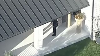 VIDEO Atac armat la vila Rihannei din Los Angeles. O femeie a tras 10 gloanțe &icirc;n timp ce artista era &icirc;n casă