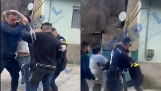 VIDEO Doi polițiști, luați la bătaie &icirc;n timpul unei intervenții. Situația a escaladat după ce o femeie agresată a sunat la 112, &icirc;n Caraș-Severin
