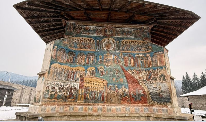 Mănăstirea Voroneț, fațada de Vest, cu celebra "Judecată de Apoi"- februarie 2026  