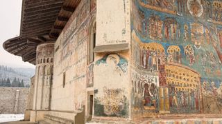 Mănăstirea Voroneț, fațada de Vest (dreapta) și Nord (st&acirc;nga) - februarie 2026&nbsp;&nbsp;