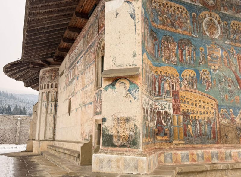 Mănăstirea Voroneț, fațada de Vest (dreapta) și Nord (stânga) - februarie 2026  